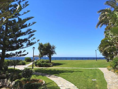 Modern apartment with pool on the beachfront in Marbella by SharingCo