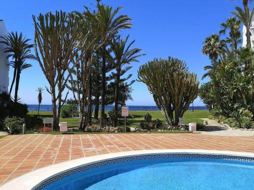 Modern apartment with pool on the beachfront in Marbella by SharingCo