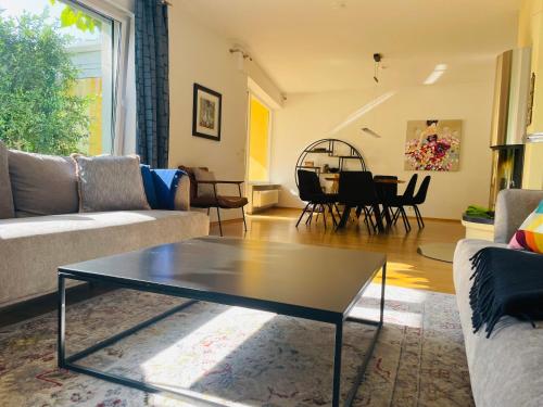 a living room with a coffee table in the middle at ZU HAUSE Pfalz in Bad Dürkheim