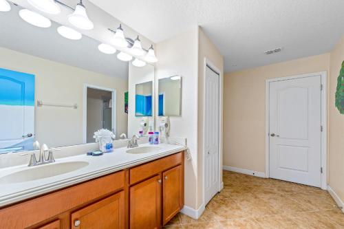 Heated Pool + Waterpark+ Game Room + Lazy River photo 8