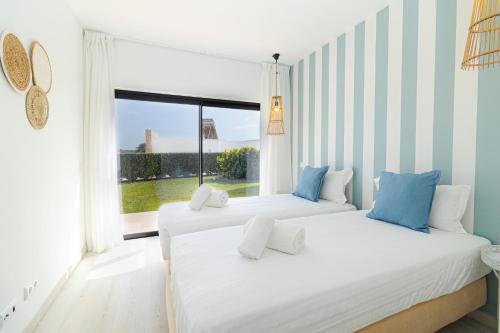 En eller flere senge i et værelse på Villa Infante