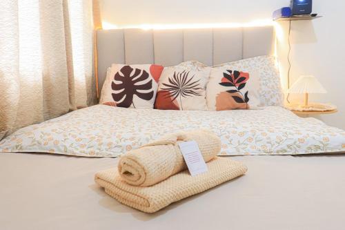 Een bed of bedden in een kamer bij Cozy Three-Bedroom Staycation House with Netflix, Wi-Fi, and Free Parking Garage near SM Caloocan