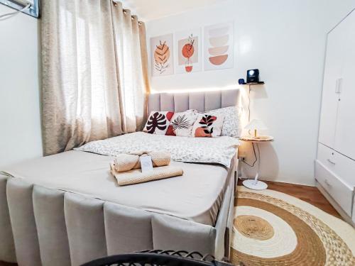 een slaapkamer met een bed met twee handdoeken erop bij Cozy Three-Bedroom Staycation House with Netflix, Wi-Fi, and Free Parking Garage near SM Caloocan in Manilla