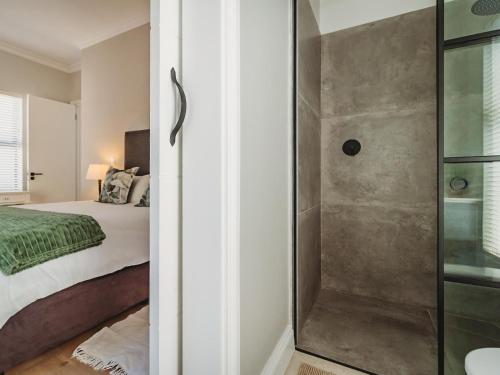 y baño con ducha, cama y ducha. en Moorlands Manor, en George