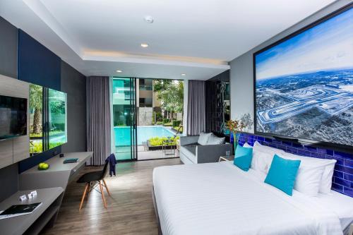 Postel nebo postele na pokoji v ubytování The Crystal Hotel Buriram - formerly X2 Vibe Buriram
