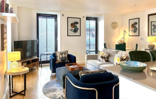 a living room with a couch and a tv at Westminster Luxury Two Bed Two Bath with Air-Con in London