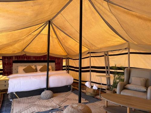 Ένα ή περισσότερα κρεβάτια σε δωμάτιο στο Sand Oasis camp