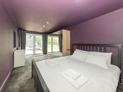 Postel nebo postele na pokoji v ubytování Spacious Home Heated PoolMay-Sep in Tilehurst - Pass the Keys