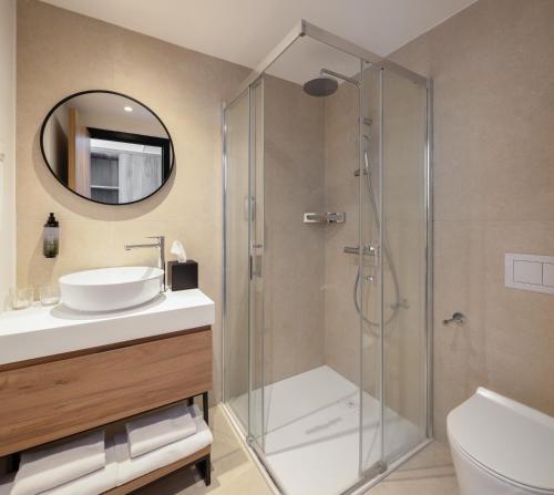 un baño con ducha y lavabo en Hotel Labineca, en Gradac