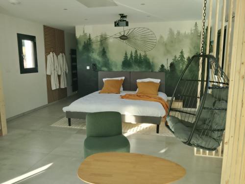 Un dormitorio con una cama columpio y una silla. en O'Cocoon, en Fraize