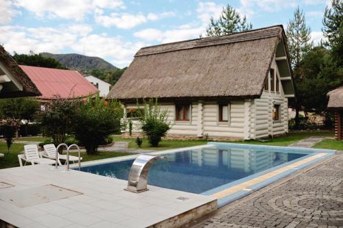 Bazén v ubytování Chervona Ruta nebo v jeho okolí
