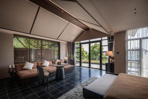 Postel nebo postele na pokoji v ubytování Qing XIA Shan Ju Resort Hotel