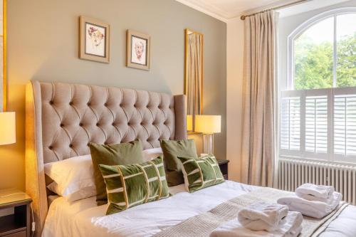 Ένα ή περισσότερα κρεβάτια σε δωμάτιο στο Georgian Suite - Apartment 14