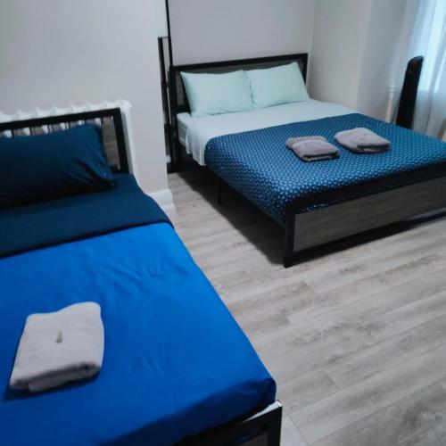 Ένα ή περισσότερα κρεβάτια σε δωμάτιο στο TORONTO BLUE JAYS- World Cup Stay