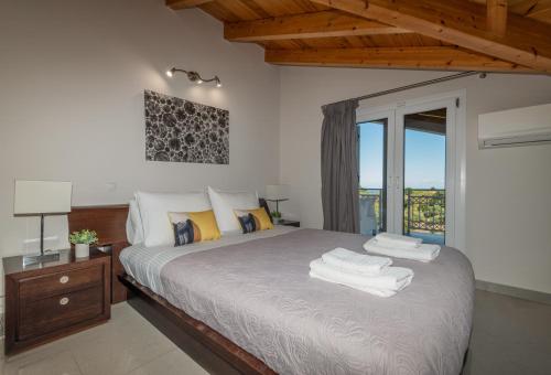 ein Schlafzimmer mit einem Bett mit Handtüchern darauf in der Unterkunft Demargia Villa A - Loft Apartment in Áno Yerakaríon