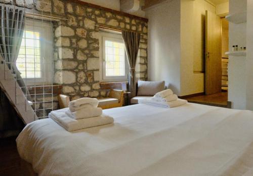 a bedroom with two white towels on a bed at Ca' Marì Torricelle Bed&Breakfast in Verona