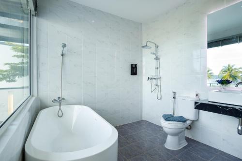 Koupelna v ubytování Exclusive! 3-Bedroom Pool Villa with Bay View-Nariya V8