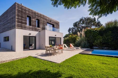 Bazén v ubytování Casa Luminosa by Portugal Portfolio nebo v jeho okolí