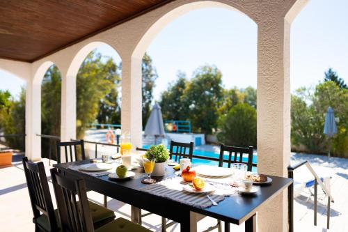 een zwarte tafel met eten op een patio bij Villas Mina and Studios in Gennadi