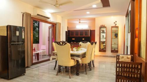 Un comedor con una mesa y sillas amarillas. en Arrow Service Appartment, en Gachibowli