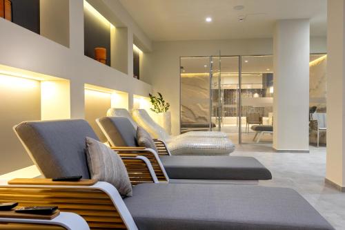 - une rangée de chaises dans une salle d'attente dans l'établissement Pirin Sense Apartment Complex, à Bansko