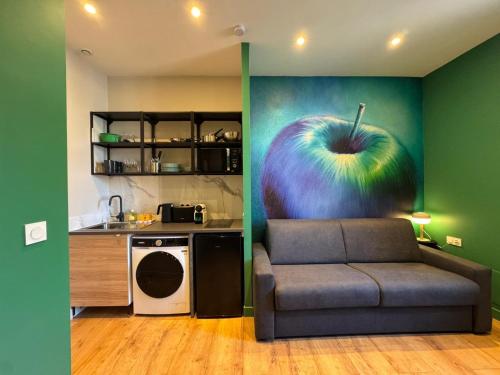 Apple suite - studio Lyon في فينيسيو: غرفة معيشة بها أريكة وتفاحة على الحائط