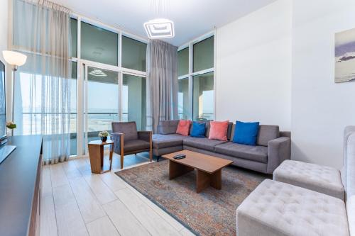 Huge Balcony Overlooking Creek Harbour with Glimpses of Burj Khalifa, Just Minutes from Zabeel Stadium, Azizi Aliyah Residence, Al Jaddaf by Deluxe Holiday Homes