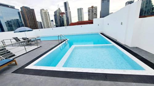 una piscina en la azotea de un edificio en Harmony Living Condominium, en Makkasan