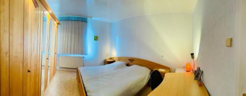 ハーゲンにあるBright Apartment in Prime Locationの小さなベッドルーム(ベッド1台、木製テーブル付)