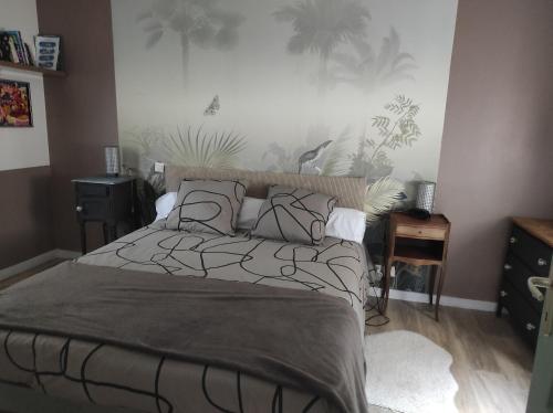 Ένα ή περισσότερα κρεβάτια σε δωμάτιο στο Petite maison cosy l'Ermitage