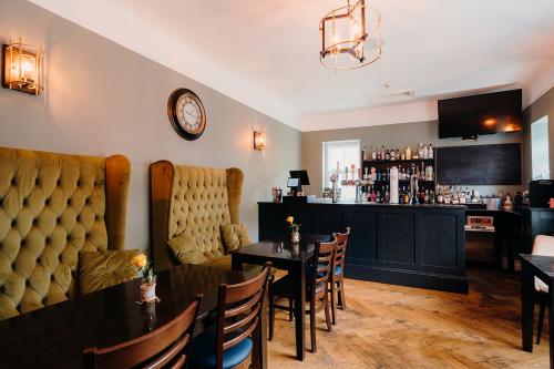 un restaurant avec des tables et des chaises et un bar dans l'établissement Picton House Exclusive Christmas, à Llandowror