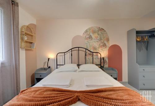 Un dormitorio con una cama con una manta naranja. en Appartement hyper centre - Parking - 2v, en Tours