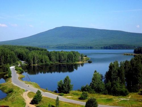
a scenic view of a lake surrounded by mountains at Baza otdyha Dikiy Ray in Verkhniy Is
