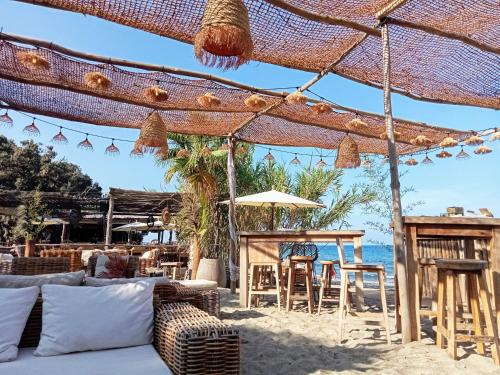 un bar sur la plage avec vue sur l'océan dans l'établissement studio à 100m de la plage et de la piscine, à Cervione