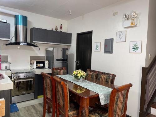 cocina con mesa de comedor con sillas en Breezynest in Island Front -by Darysen, en Alaminos