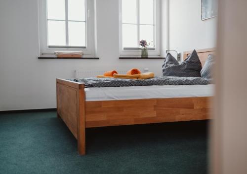 Postel nebo postele na pokoji v ubytování Pension und Ferienwohnung am Teich