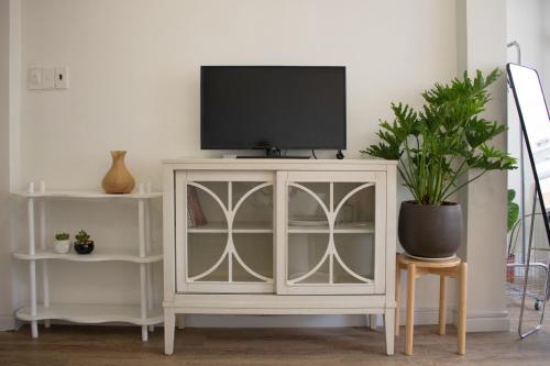 un armadietto bianco con una TV sopra di The Dates Villa ad Ho Chi Minh
