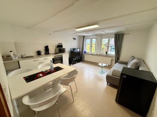 Kuchyň nebo kuchyňský kout v ubytování Modern wohnen im Fachwerkhaus im Herzen Wolfhagens - 2 Schlafzimmer, Parkplatz