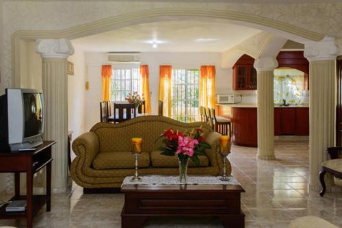 TV a/nebo společenská místnost v ubytování The Three Sisters Villa