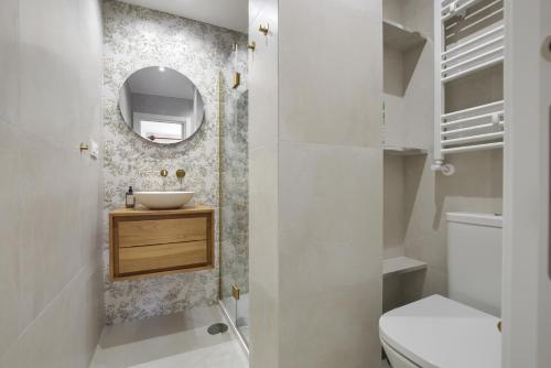 ein Badezimmer mit Waschbecken, Toilette und Spiegel in der Unterkunft Oliva y Limón - Acogedor Apartamento en Pedraza in Pedraza