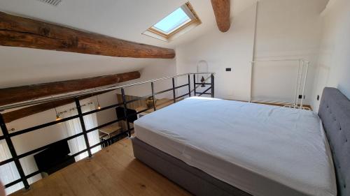 Ένα ή περισσότερα κρεβάτια σε δωμάτιο στο Grand loft rénové - Coeur du village médiéval - EQ