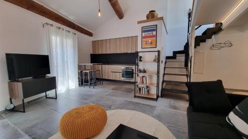 Η κουζίνα ή μικρή κουζίνα στο Grand loft rénové - Coeur du village médiéval - EQ
