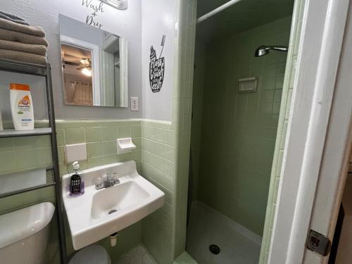 Ένα μπάνιο στο Cozy Valdosta Home Perfect for short Term Rentals