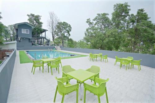 Bazén v ubytování Mansimble Tea Estate Lodge & Camp nebo v jeho okolí