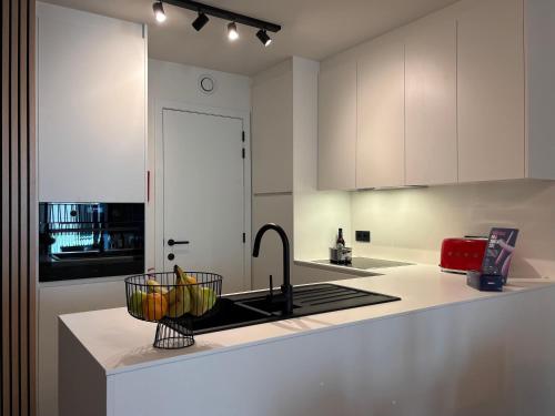 Η κουζίνα ή μικρή κουζίνα στο Beach Escape at Nova Seaside Harbour View & Balcony Bliss