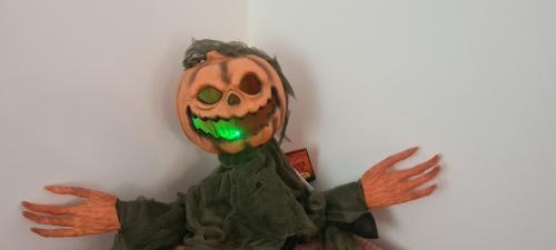 un masque d'Halloween est accroché au mur dans l'établissement Appartamento vicino al centro Adigeo e fiera, à Vérone