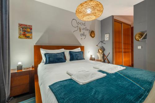 a bedroom with a large bed with blue sheets at Sissi Lanço View 7 in Santa Luzia