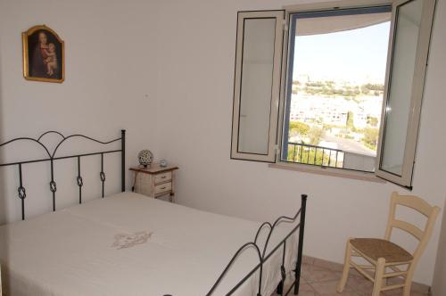 1 dormitorio con cama y ventana en La Celestina, en Castro di Lecce