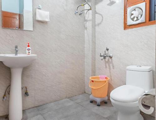 a bathroom with a toilet and a sink and a shower at The Woods View I Vacations I Family Groups & Events I Forest Treks I Memories Toy Train View I Serviced Apartments I Kasauli By Exotic Stays in Kasauli