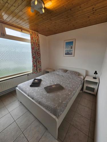 a bedroom with a bed and a large window at THAI GARDEN 6pers in Tellin